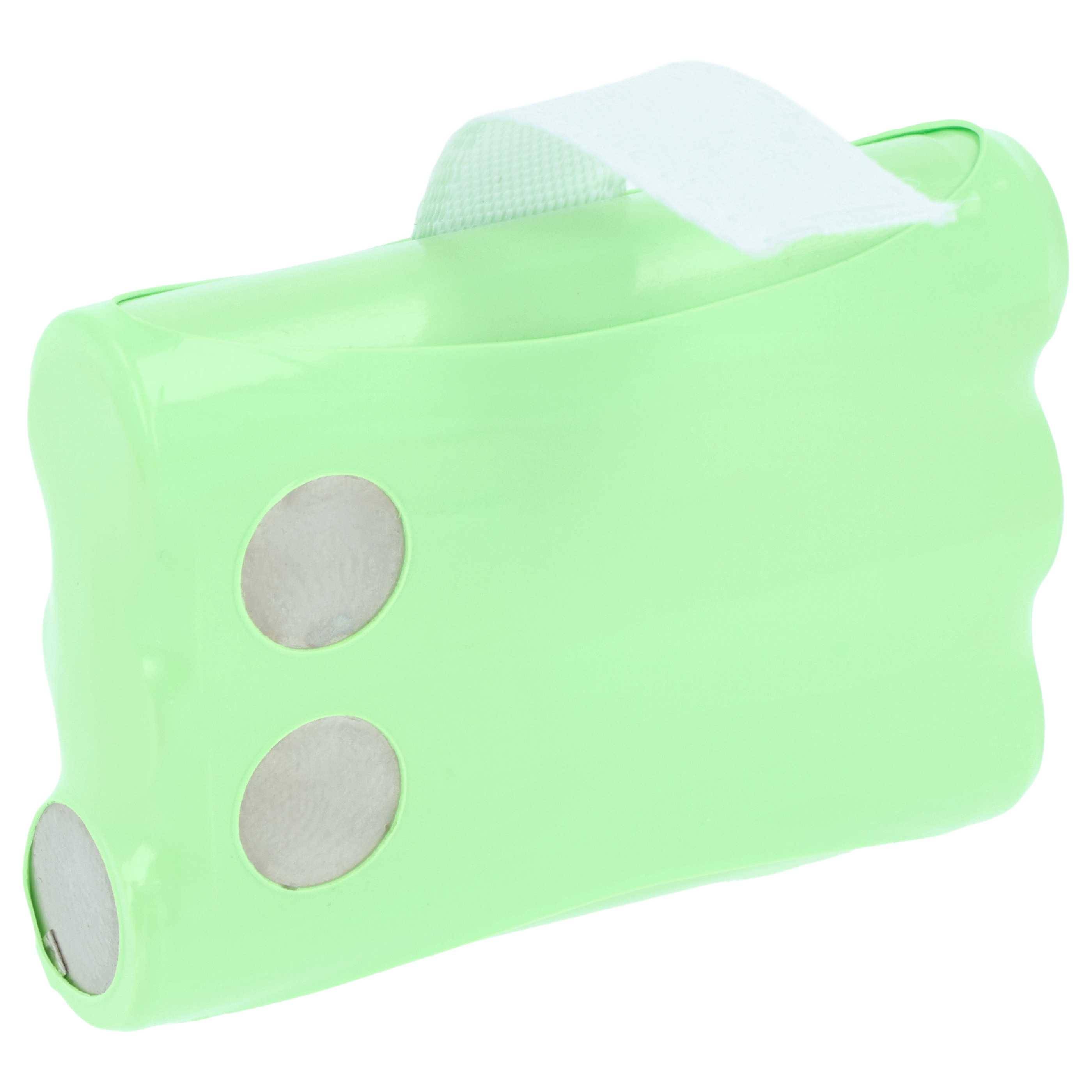 Ein grüner Plastik-Kotbeutelspender mit zwei silbernen Knöpfen und einer teilweise herausgezogenen Rolle weißer Tüten.