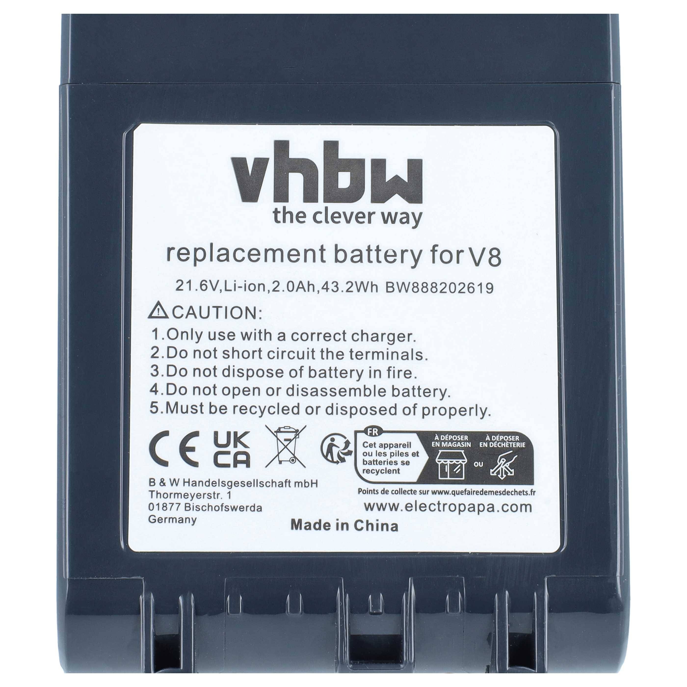 VHbw Ersatzbatterie für V8, 21,6V Li-Ionen-Batterie mit Sicherheitswarnungen und Recycling-Symbolen auf dem Etikett.