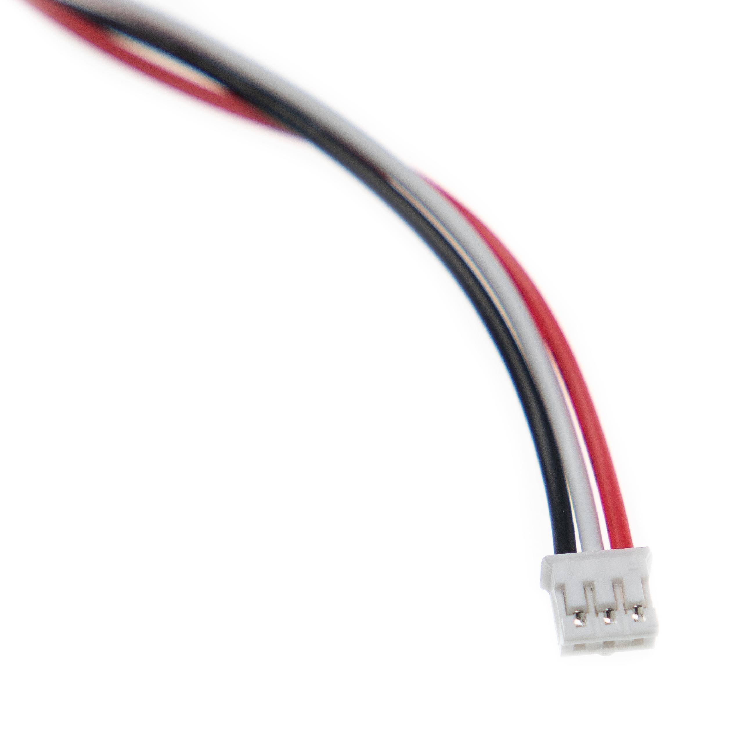 Nahaufnahme eines vierpoligen Steckers mit roten, schwarzen und weißen Drähten, die von einer Seite herausragen und für elektrische oder Datenanwendungen verwendet werden.