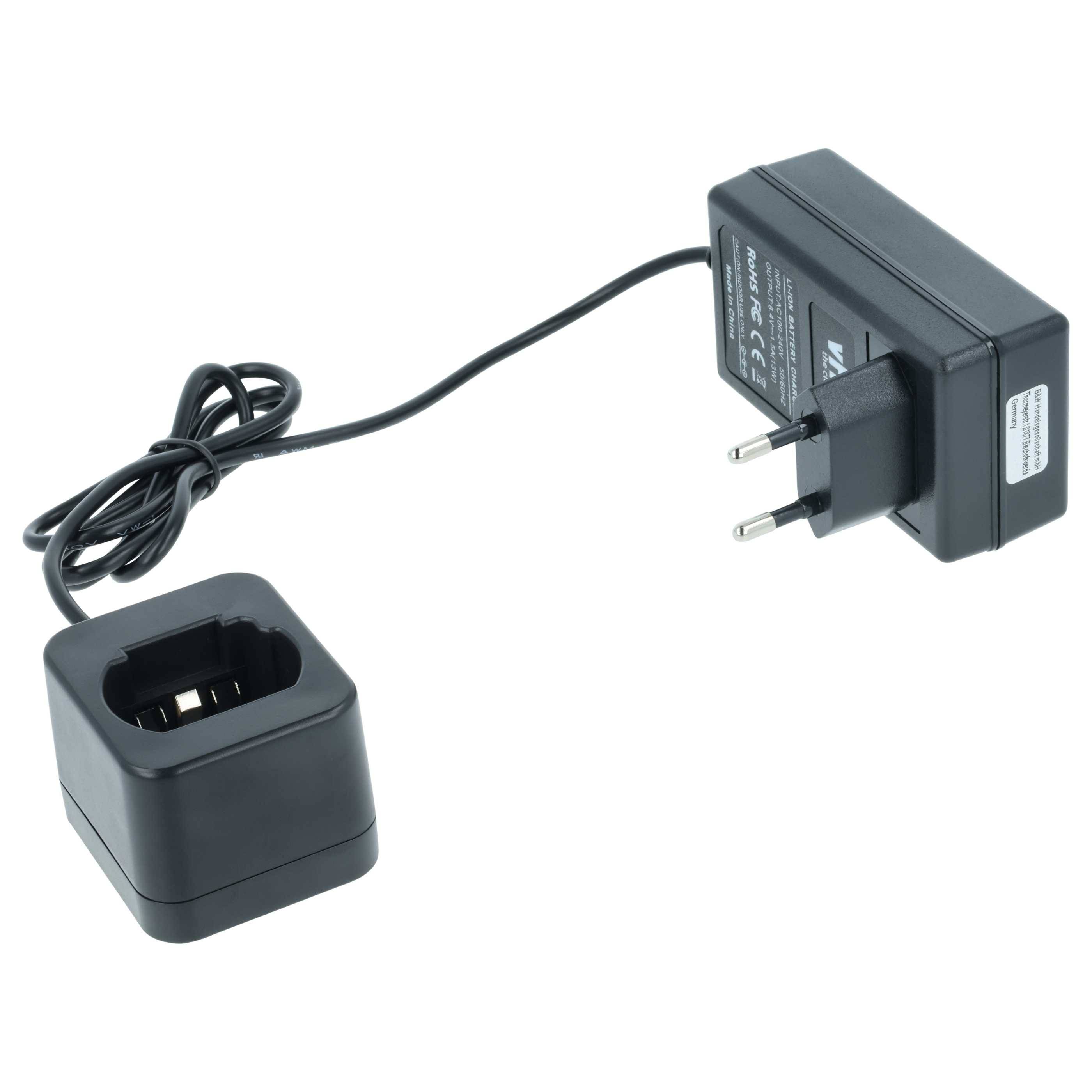 Ein schwarzer Stecker mit einem angeschlossenen Kabel an eine Ladestation zum Aufladen von Geräten.