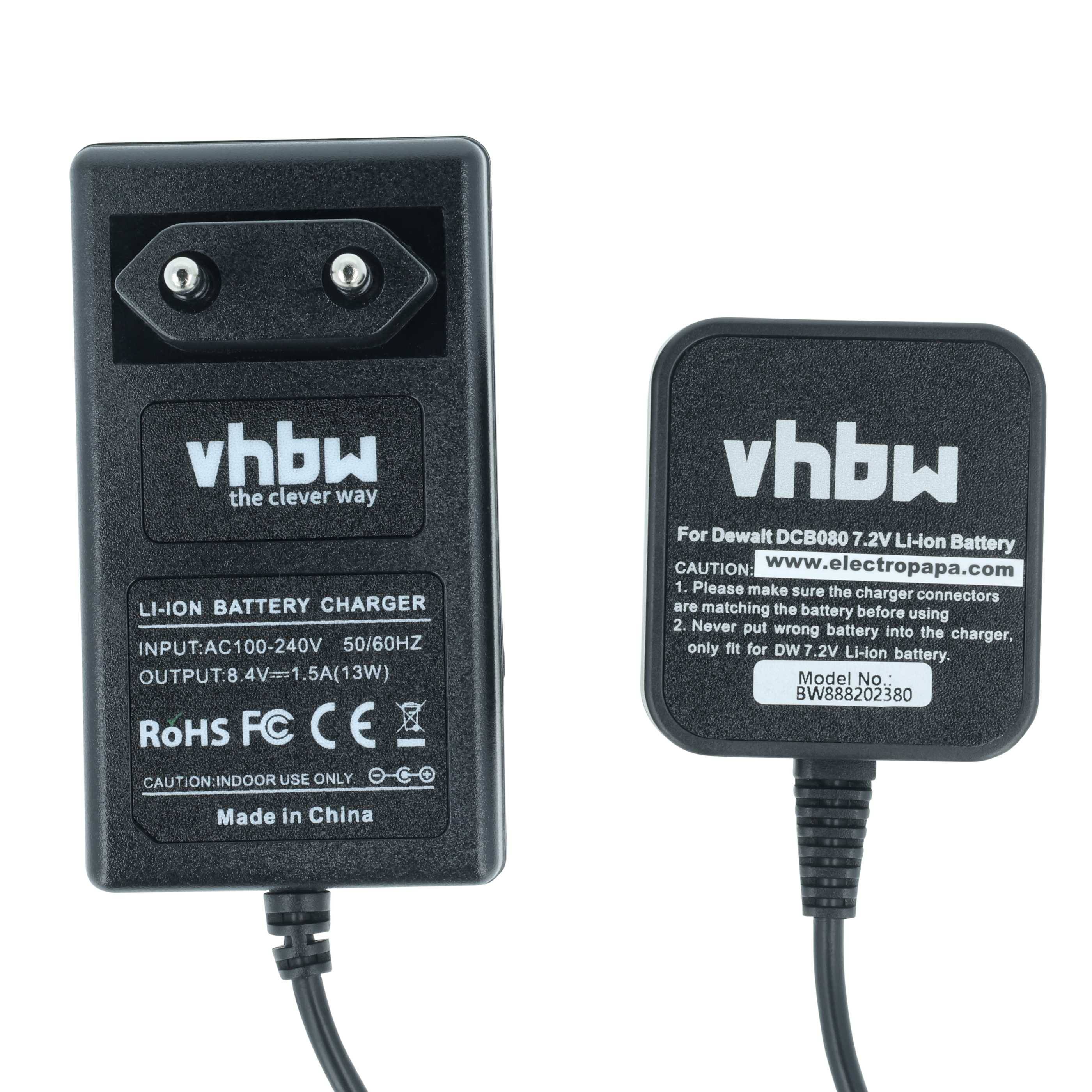 Ein schwarzes Batteriladegerät mit sechs Metallkontakten und einem Stromkabel, das sich von der Rückseite erstreckt, vor einem weißen Hintergrund.