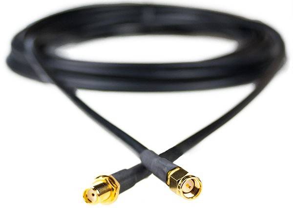 Schwarze Koaxialkabelschleife mit zwei goldenen Steckverbindern auf weißem Hintergrund