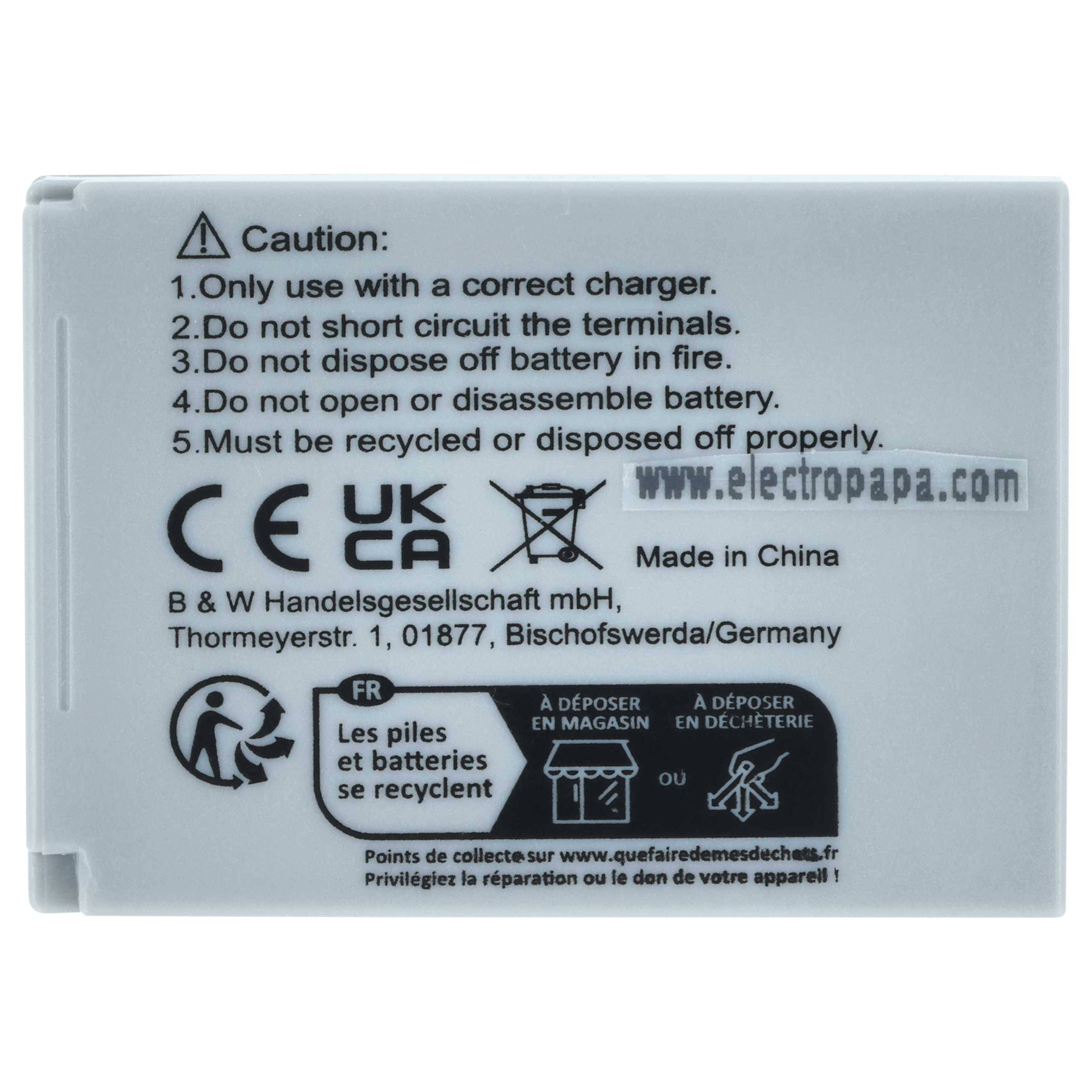 Batterie-Etikett mit Sicherheitshinweisen: 'Richtiges Ladegerät verwenden', 'Kurzschluss vermeiden', 'Fachgerecht entsorgen'. Hergestellt in China, enthält Recycling-Symbole.