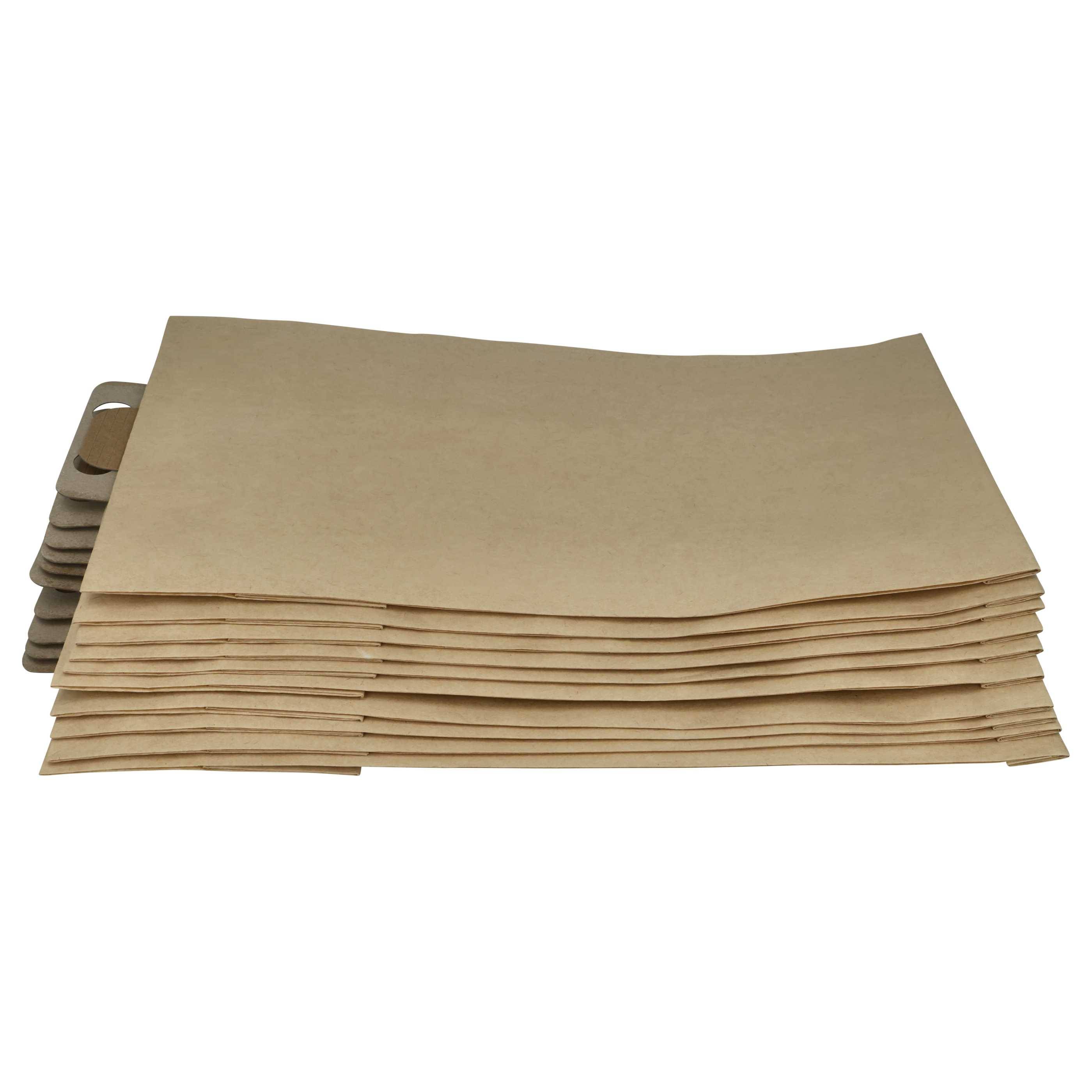 Ein Stapel brauner, flacher Kraftpapierblätter, gleichmäßig auf einem weißen Hintergrund angeordnet.