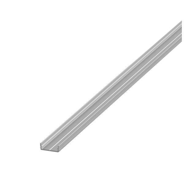 Langes silbernes Metallkanal- oder Zierleistenstück, das diagonal auf weißem Hintergrund gezeigt wird.