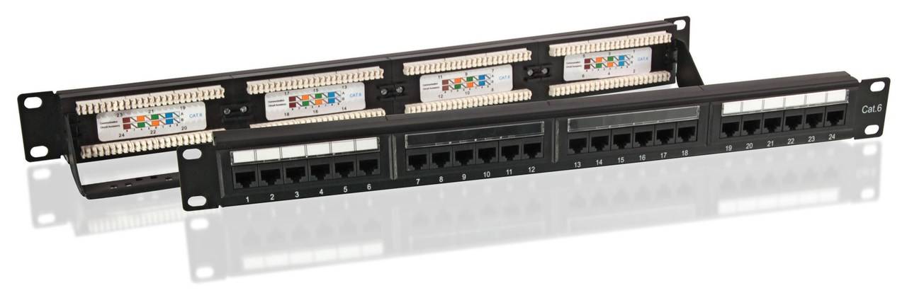Ein 24-Port Cat-6-Ethernet-Patchpanel mit beschrifteten Verbindungsblöcken und Rack-Montageohren, in Schrägansicht auf weißem Hintergrund dargestellt.