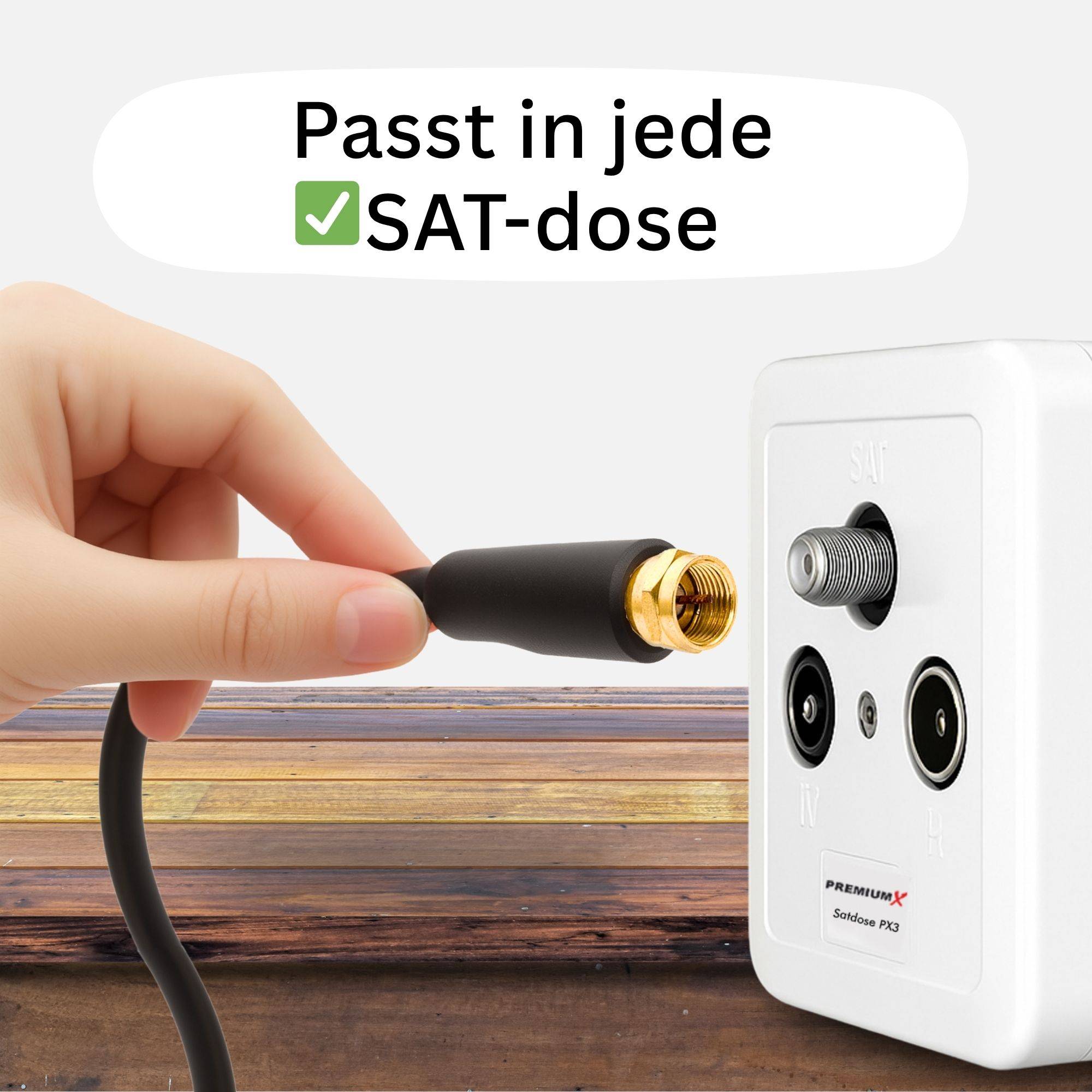 Eine Hand, die ein Koaxialkabel neben einer Satelliten-TV-Buchse hält. Text lautet: 'Passt in jede SAT-dose' mit einem Häkchen, was die Kompatibilität anzeigt.