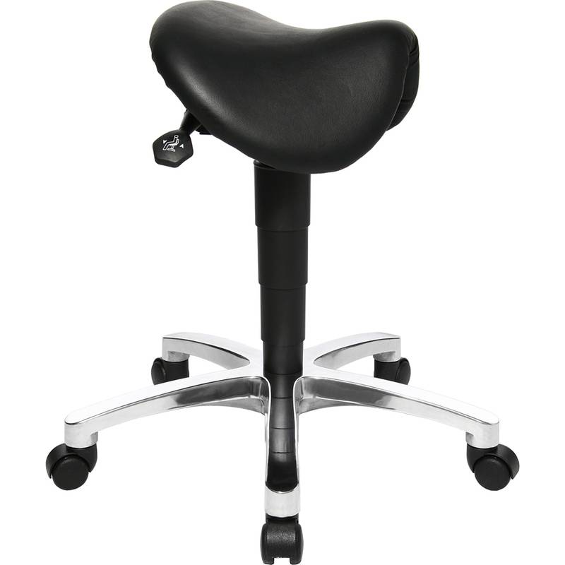 Ein Bürostuhl im Satteldesign mit schwarzem gepolstertem Sitz, montiert auf einem höhenverstellbaren Metallgestell mit fünf rollenden Laufrollen.