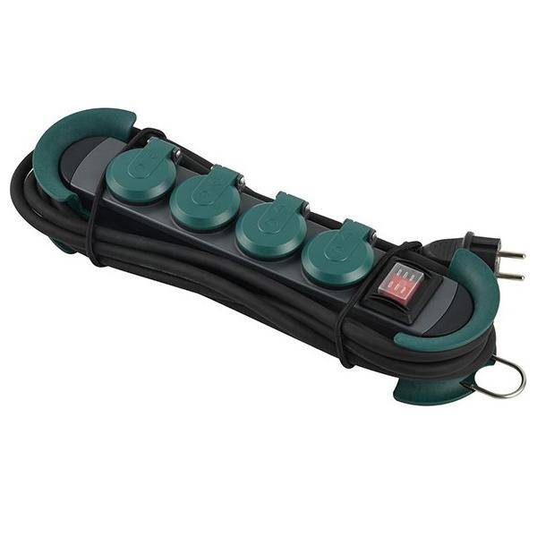 Ein schwarzes Steckerleiste mit vier grün abgedeckten Steckdosen und einem roten Schalter, sorgfältig mit ihrem Kabel aufgewickelt, für kompakte Aufbewahrung konzipiert.