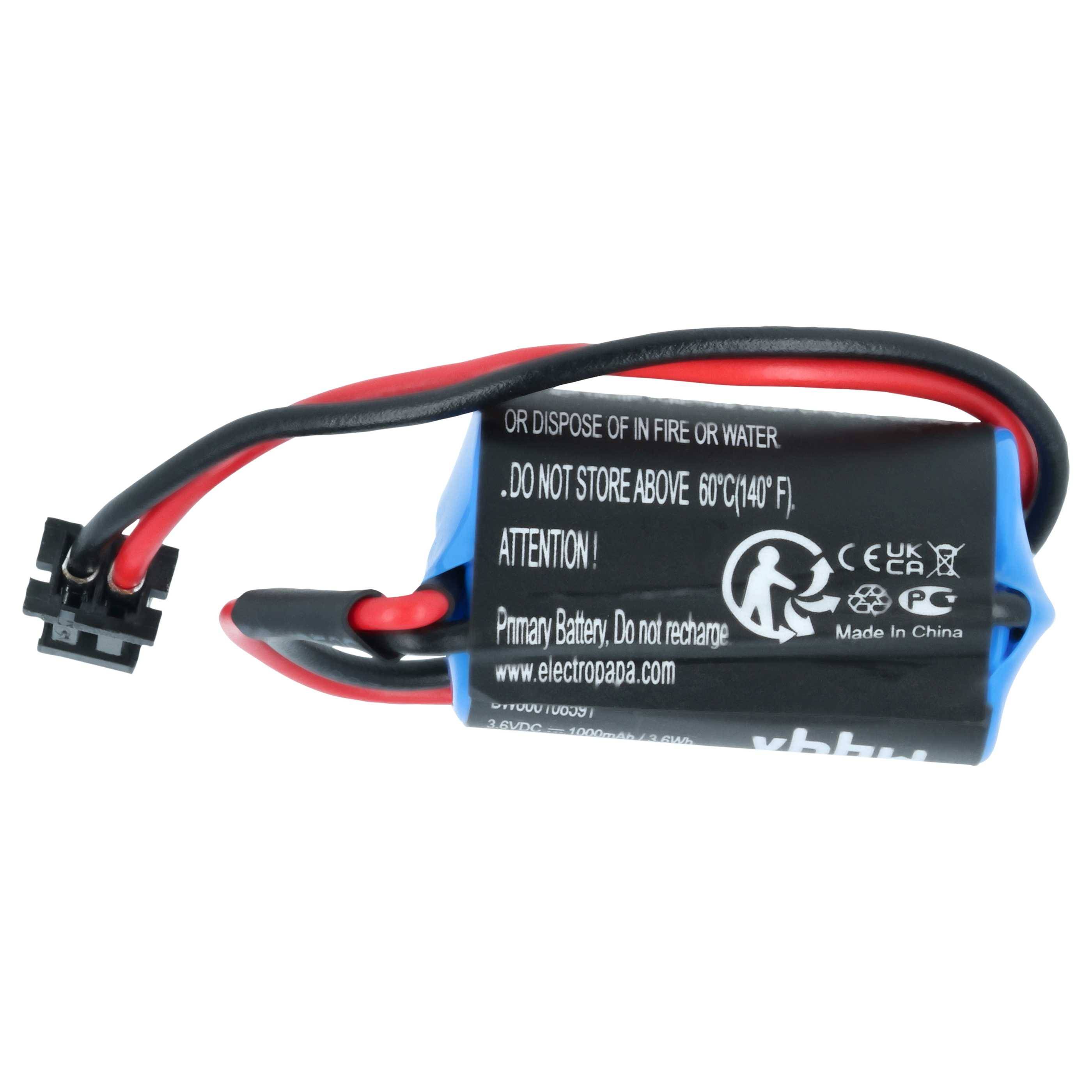Eine kleine, rechteckige Batterie mit angeschlossenen Drähten und Stecker. Etiketten zeigen Handhabungswarnungen, Temperaturgrenzwerte und Recycling-Symbole.