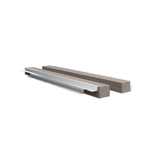 Eine Nahaufnahme von zwei Metallträgern, nebeneinander, vor einem weißen Hintergrund isoliert.