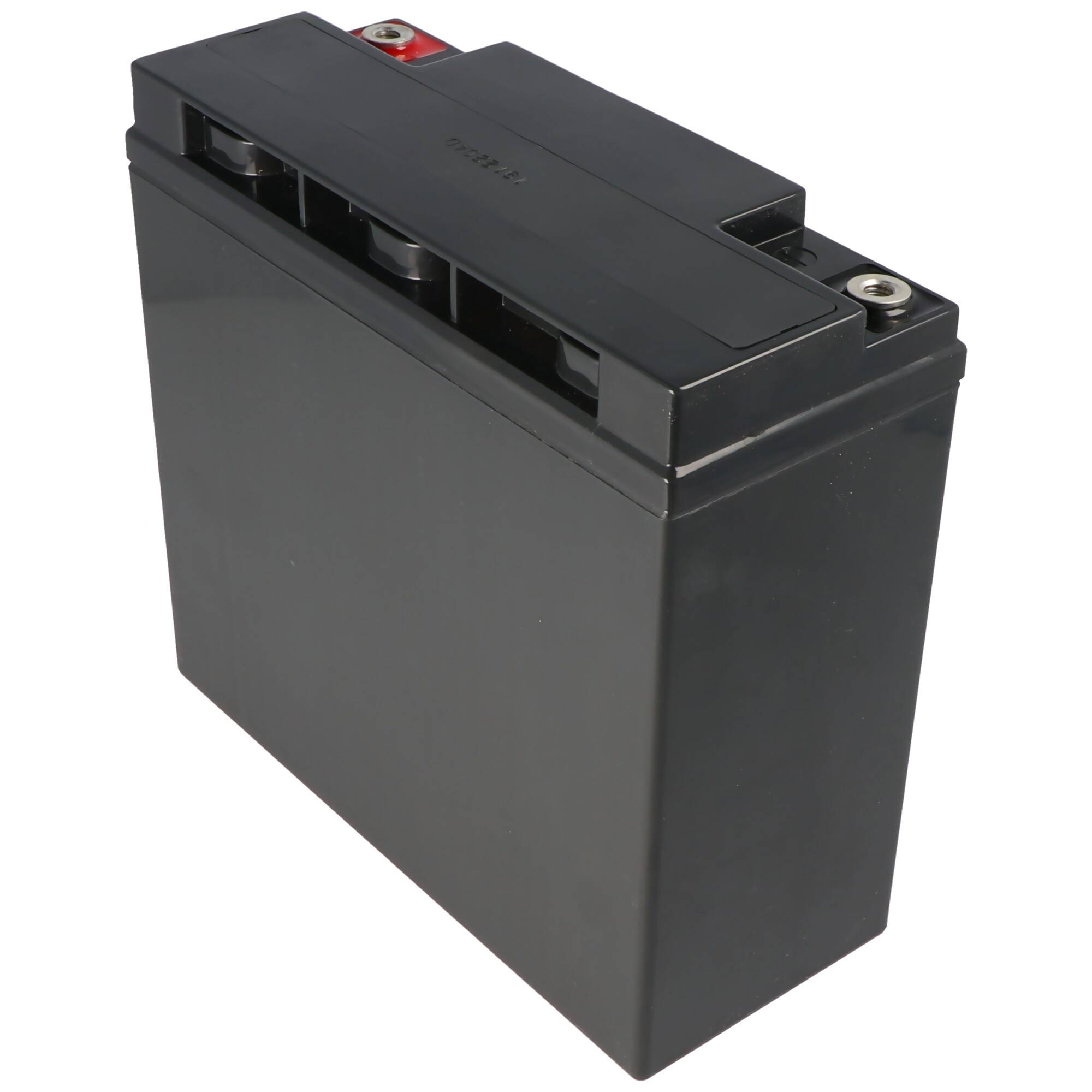 Schwarze rechteckige wiederaufladbare Batterie mit Metallklemmen oben, isoliert auf weißem Hintergrund dargestellt.