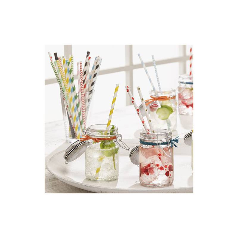 Ein Tablett mit Gläsern voller Getränke, jedes mit dekorativen Strohhalmen. Die Getränke sind mit Gurke und Beeren garniert. Ein Behälter enthält weitere Strohhalme.