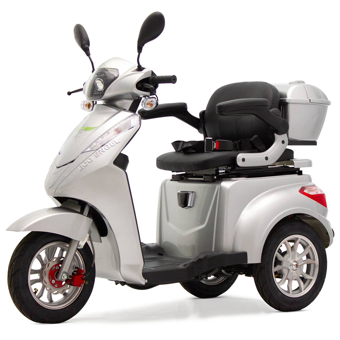 Ein silberner dreirädriger Elektroroller mit bequemem Sitz, hinterer Aufbewahrungsbox und Seitenspiegeln, entwickelt für einfache Mobilität.