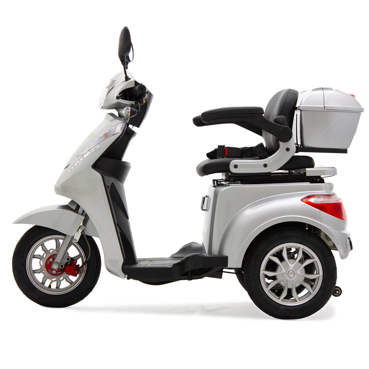 Ein weißes dreirädriges Mobilitätsscooter mit Sitz, Lenkstangen und hinterem Stauraum, entwickelt für den persönlichen Transport.