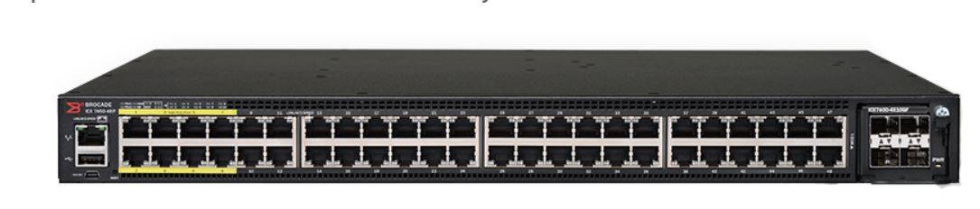 Vorderansicht eines 48-Port-Netzwerk-Ethernet-Switches mit zwei gestapelten Verwaltungsports auf der linken Seite und zwei Uplink-Ports auf der rechten Seite.