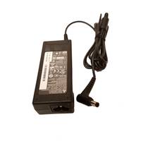 Schwarzer Laptop-Stromadapter mit angeschlossenem Kabel und Stecker auf weißem Hintergrund.