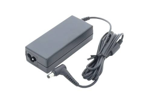 Schwarzer Laptop-Stromadapter mit angeschlossenem Kabel und Stecker auf weißem Hintergrund.