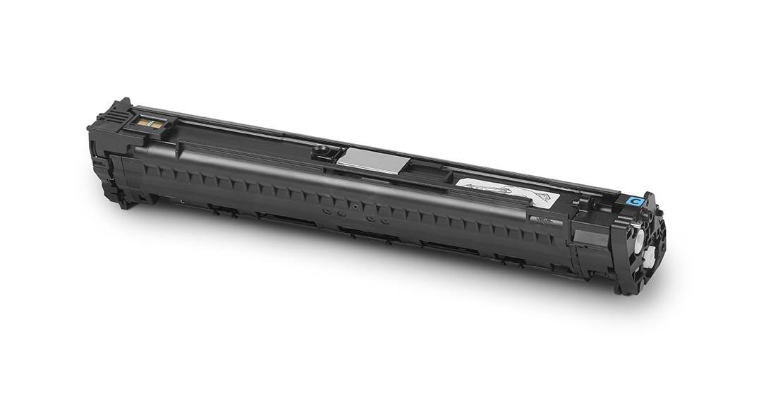 Schwarze Laserdrucker-Tonerkartusche auf weißem Hintergrund, horizontal angewinkelt.