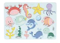 Illustration verschiedener bunter Meeresbewohner, darunter ein Krebs, Seepferdchen, Seestern, Krake, Fisch, Delfin und Wal auf einem hellblauen Hintergrund.