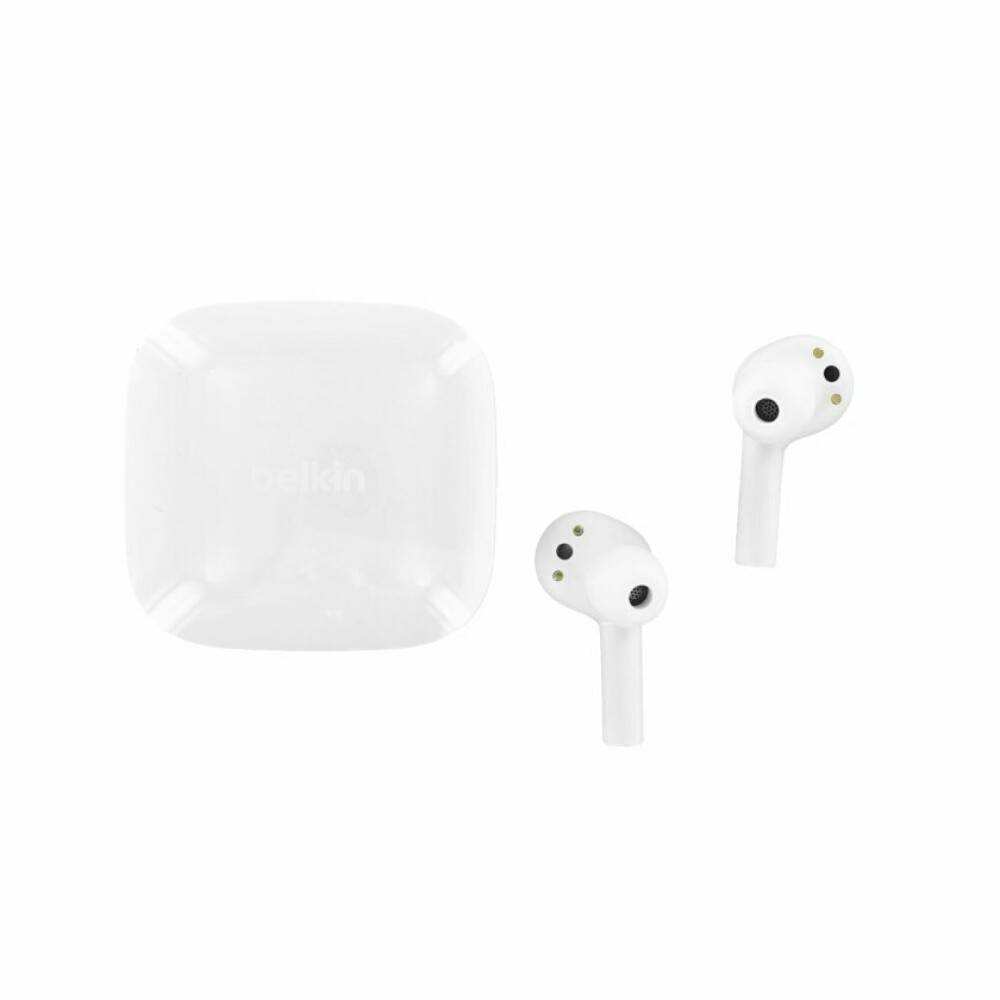 Weiße kabellose Ohrhörer und ein Ladeetui von Belkin, das ein elegantes Design präsentiert.