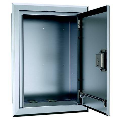 Offener an der Wand montierter Metallsafe mit geöffneter Tür, zeigt leeres Inneres und Schlossmechanismus.