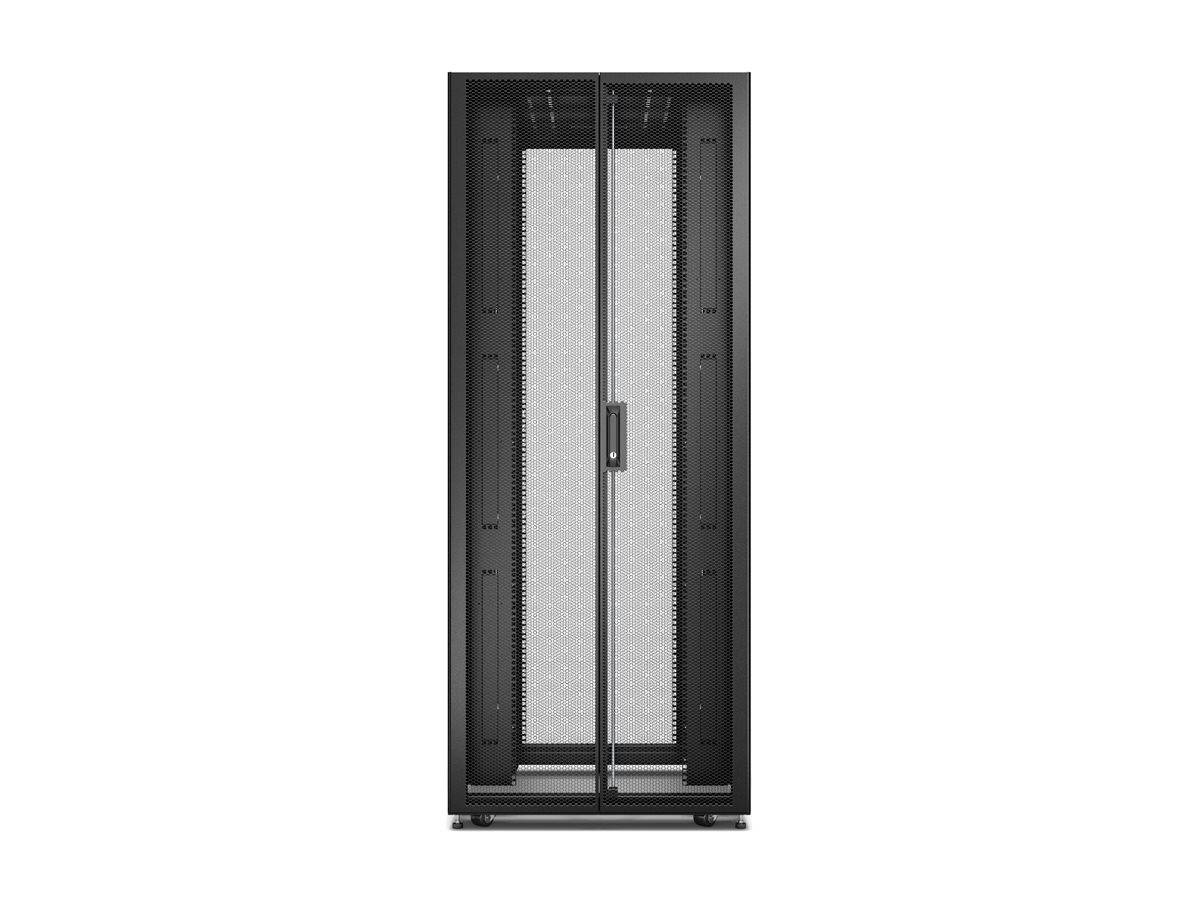 Vorderansicht eines hohen schwarzen Serverrack-Schranks mit Gittertüren und zentralem Griff, vor weißem Hintergrund dargestellt.