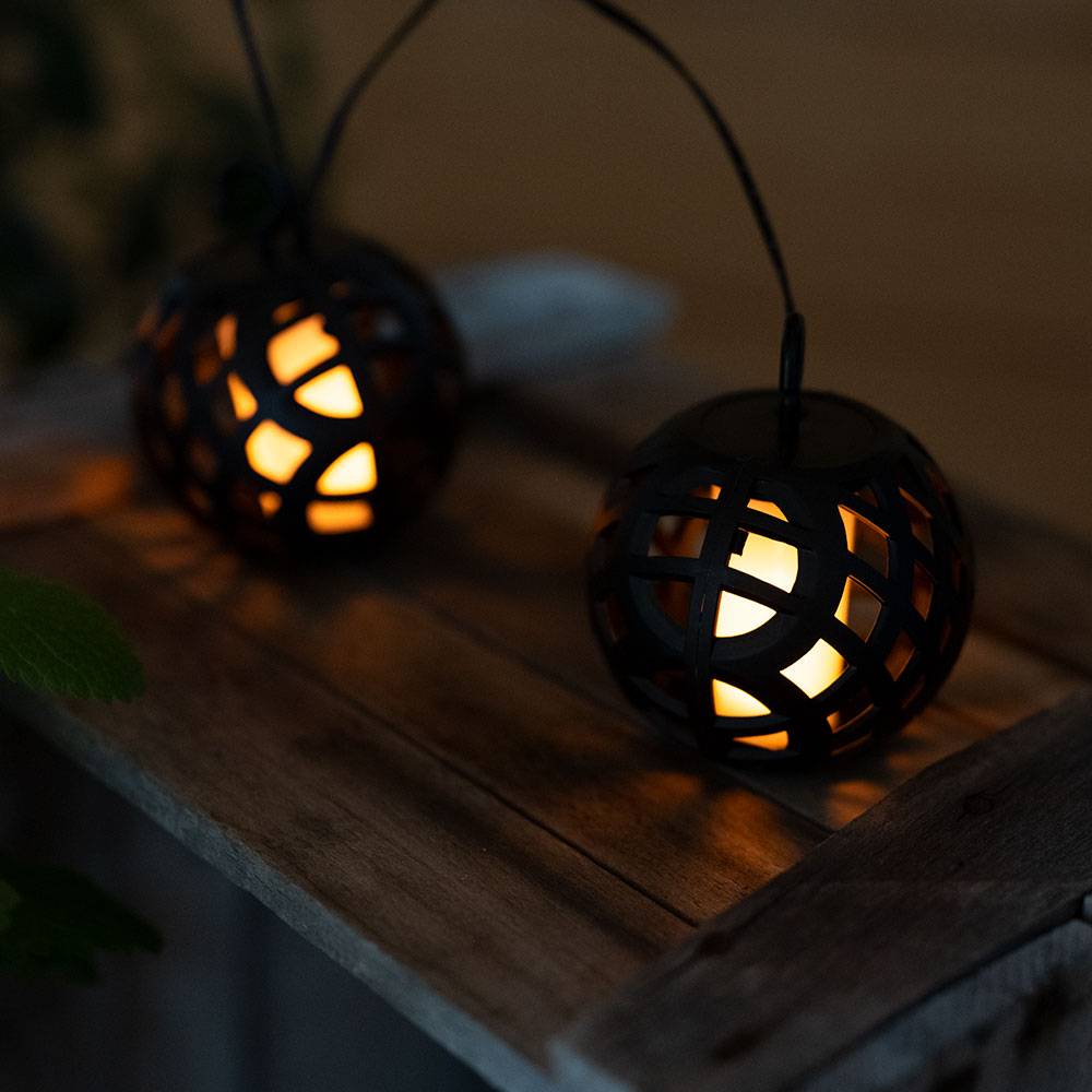 LED Solar Lichterkette Aussen Solar Balkon Dekoration mit Laternen in Kugelform und Feuereffekt, schwarz, weiß, LED warmweiß, L 410 cm, Garten