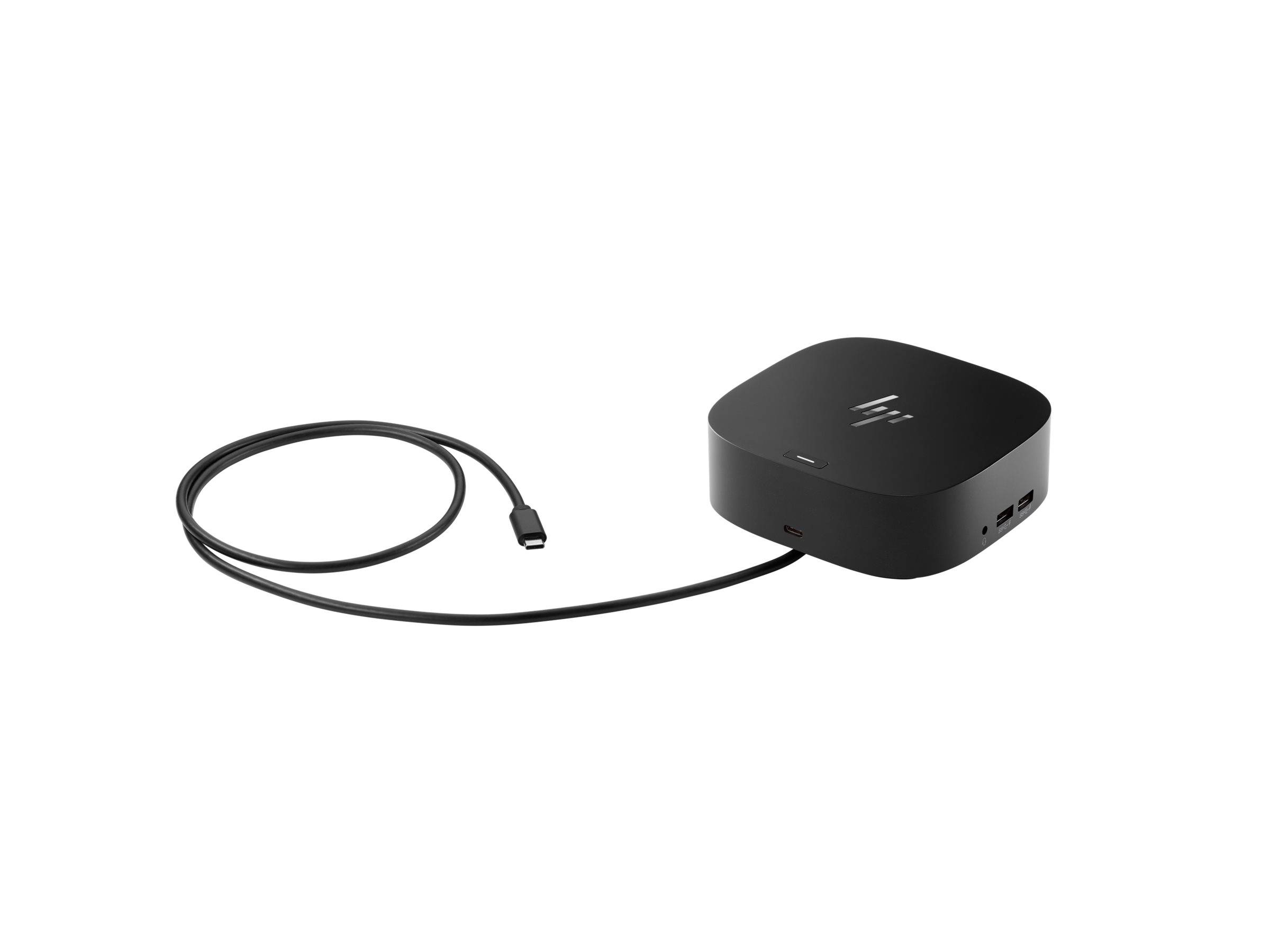 Schwarze elektronische Dockingstation mit mehreren Anschlüssen, einschließlich USB-C, mit angeschlossenem Kabel gezeigt.