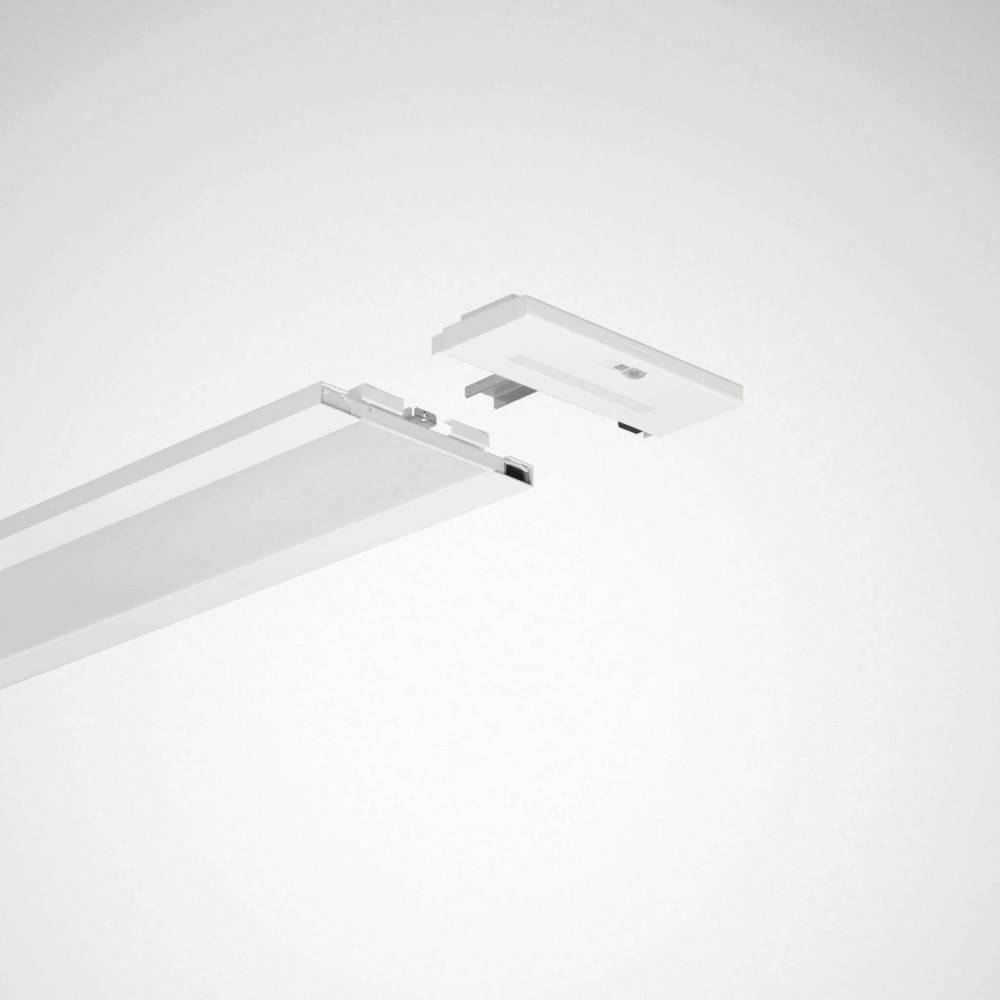 Eine moderne weiße Deckenleuchte, deren Abdeckung leicht abgenommen ist und dadurch ihren minimalistischen Aufbau und Installationsmechanismus hervorhebt.