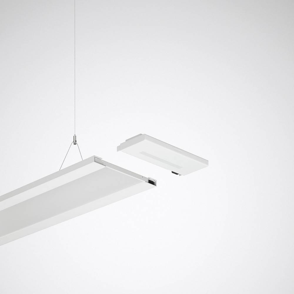 Eine moderne, minimalistische Hängelampe mit rechteckiger Form, die an einem dünnen Draht vor einem schlichten grauen Hintergrund hängt.