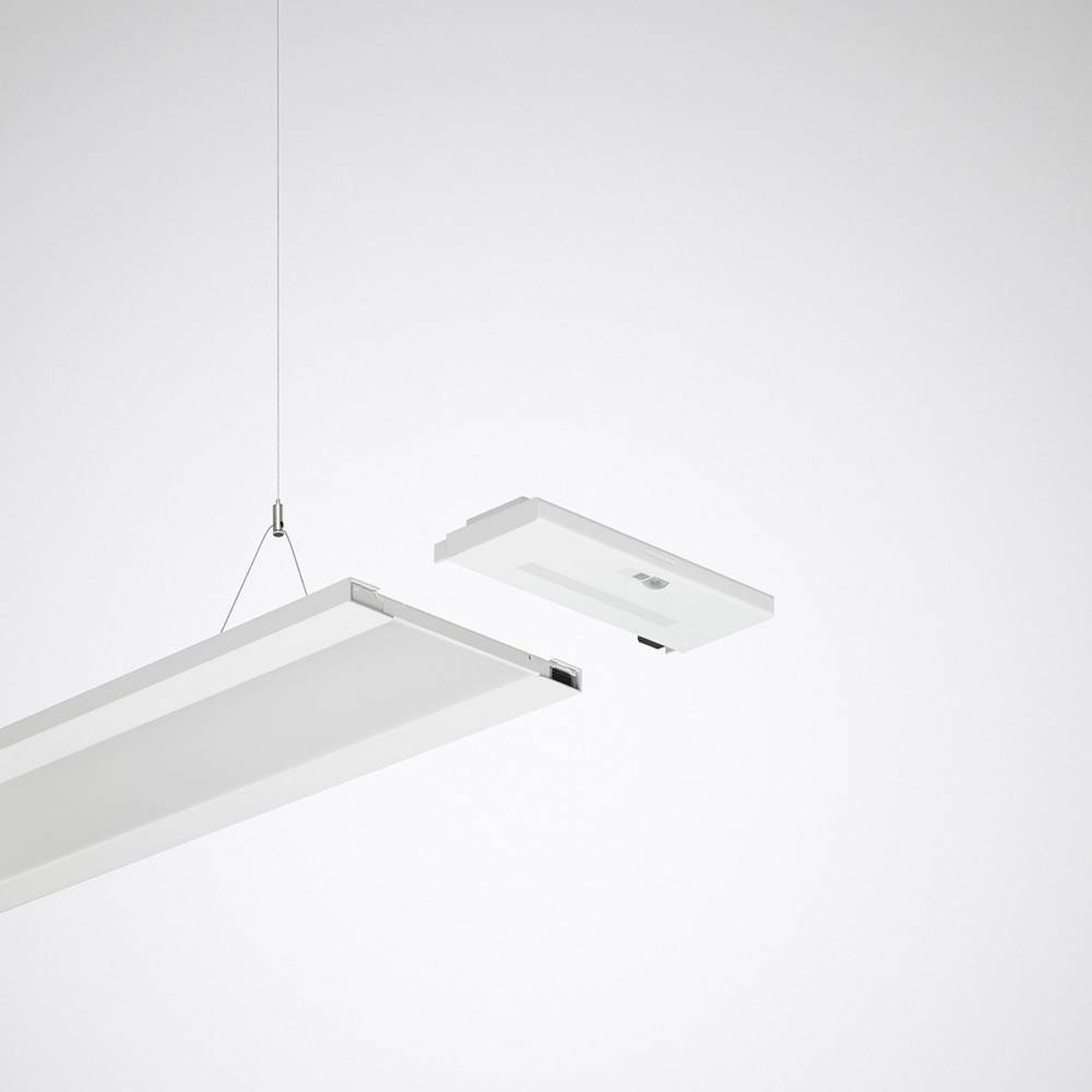 Eine minimalistische, weiße, rechteckige LED-Leuchte, die an dünnen Kabeln von der Decke hängt, vor einem schlichten grauen Hintergrund.