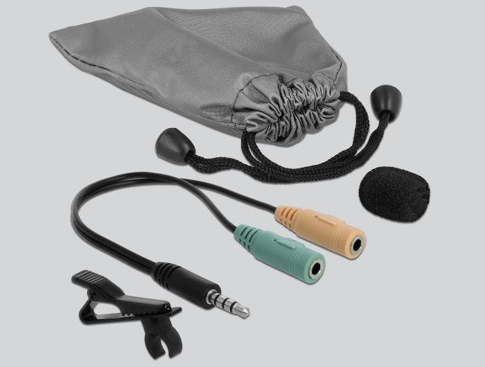 Audio-Adapterkabel mit Clip, aufgeteilt 3,5-mm-Mikrofon- und Kopfhörerbuchsen, plus Schutzetui und Schaumstoff-Windschutz.