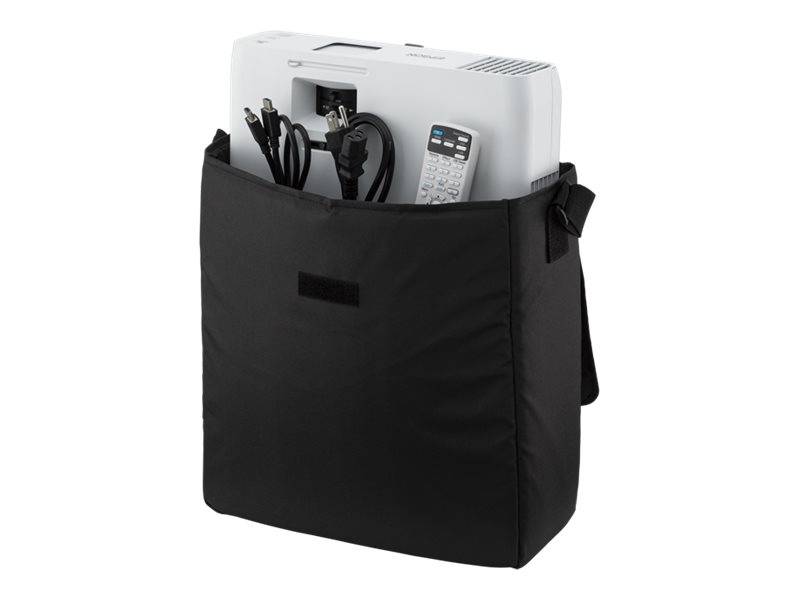 Schwarze Tragetasche mit einem Beamer und einer Fernbedienung, mit Kabeln in den vorderen Taschen verstaut.