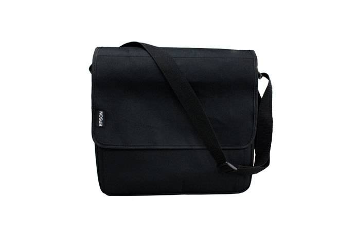 Schwarze Kuriertasche mit Klappverschluss und Schultergurt auf weißem Hintergrund.
