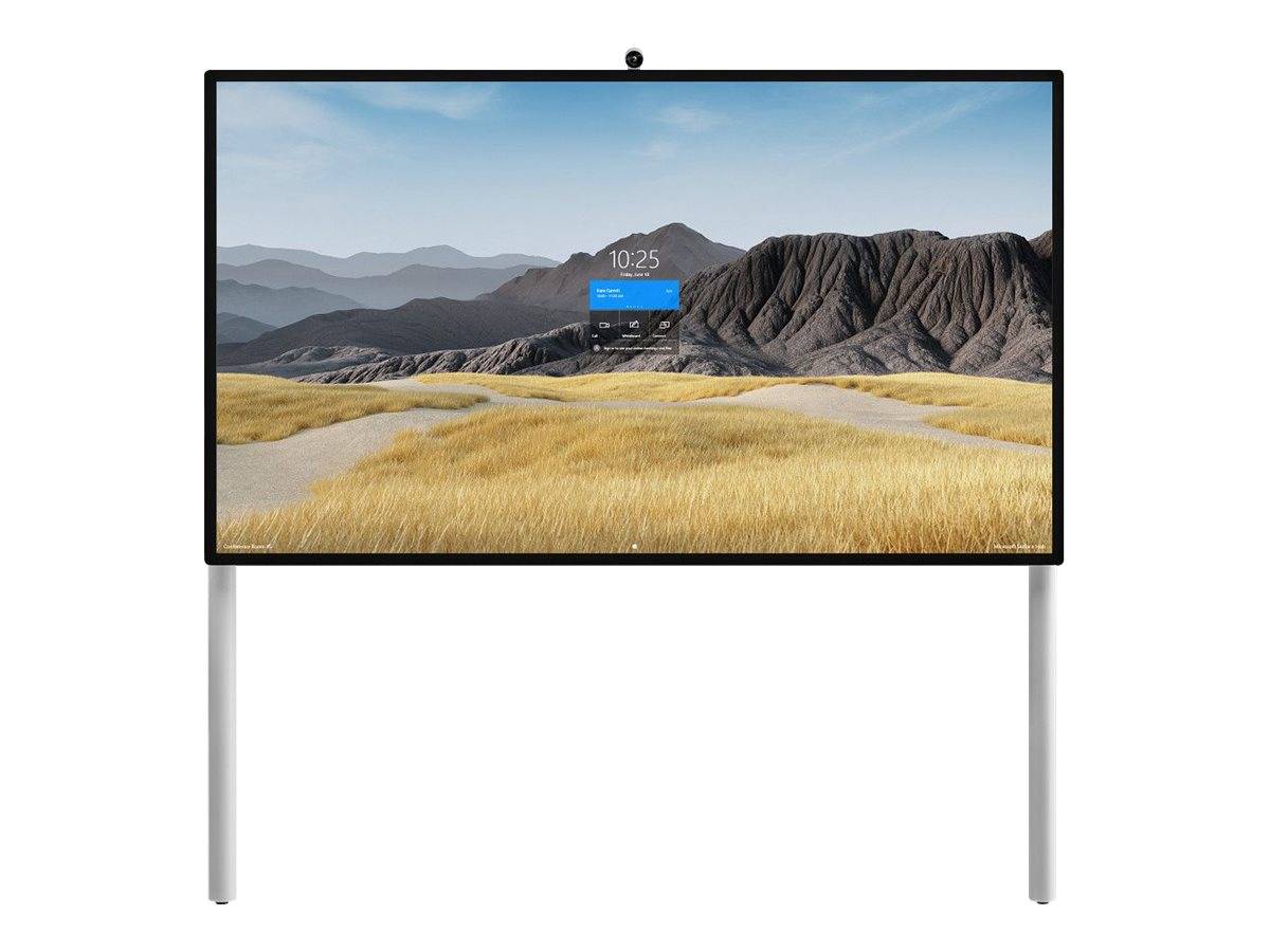 Ein Flachbildschirm auf einem Ständer zeigt eine malerische Berglandschaft als Hintergrund mit einem Windows-ähnlichen Anmeldebildschirm in der Mitte.