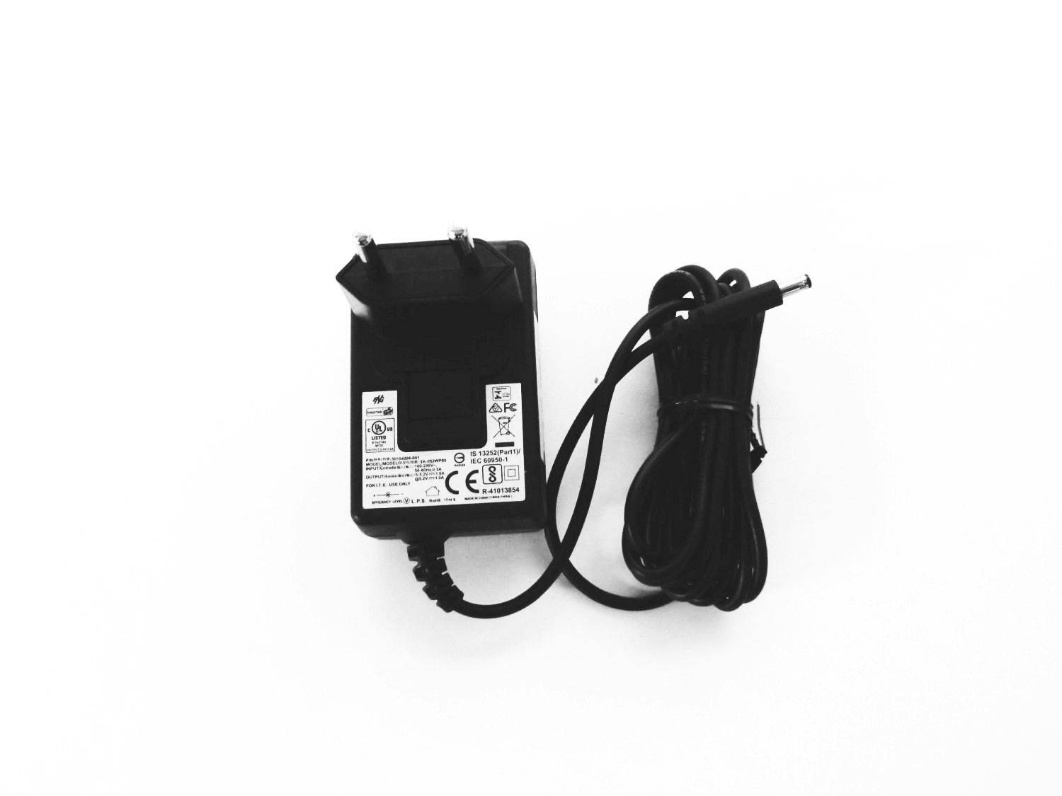 Schwarzer Wechselstromadapter mit angeschlossenem Kabel und Stecker, gezeigt auf weißem Hintergrund.