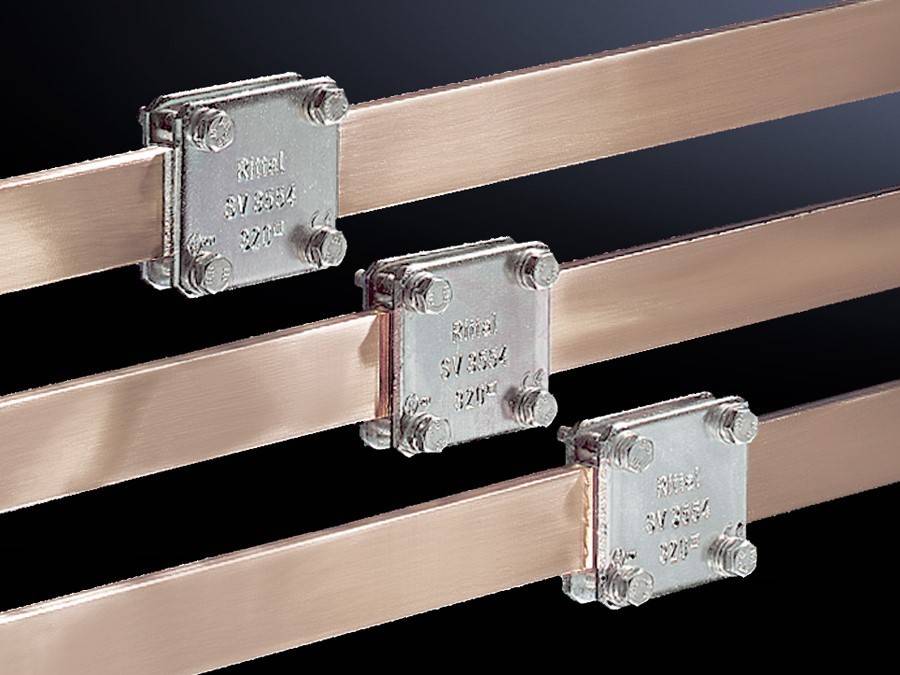 Drei Kupferschienen mit montierten Komponenten, beschriftet mit 'Rittal SV 9344' und '320A', horizontal vor einem dunklen Hintergrund angeordnet.