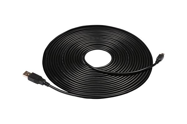 Aufgerolltes schwarzes USB-Kabel mit USB-A-Anschluss auf der einen Seite und einem kleineren Gerätestecker auf der anderen Seite.