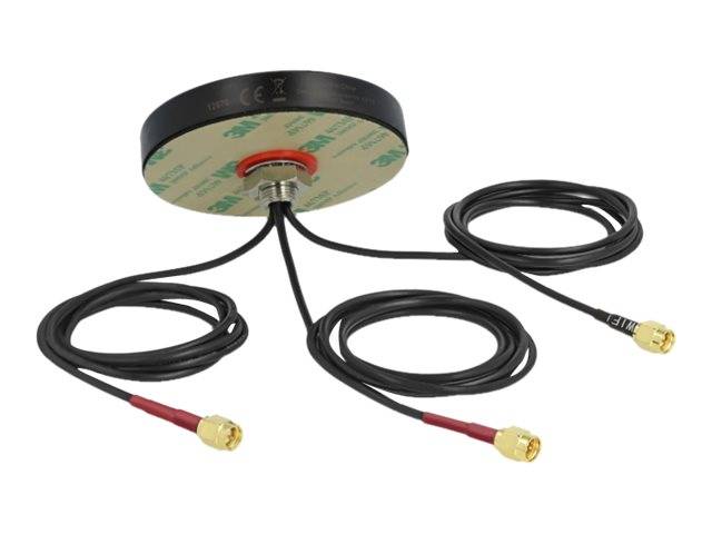 Drei koaxiale Kabelanschlüsse, die an einer runden Magnetfuß-Antenne befestigt sind, mit Goldsteckern an jedem Kabel.