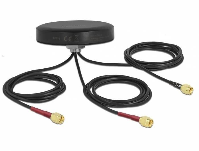 Schwarzer Multi-Antennen-Splitter mit drei gewickelten Kabeln, die in vergoldeten Steckern auf weißem Hintergrund enden.