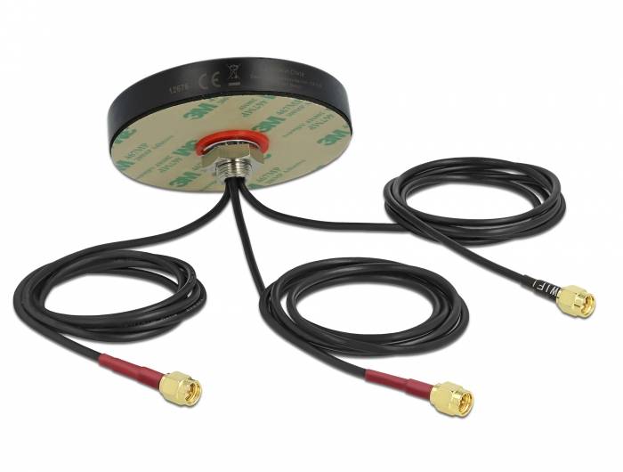 Mehrkanal-Wi-Fi-/GPS-Puck mit drei angeschlossenen Koaxialkabeln und Goldsteckern, dargestellt auf weißem Hintergrund.