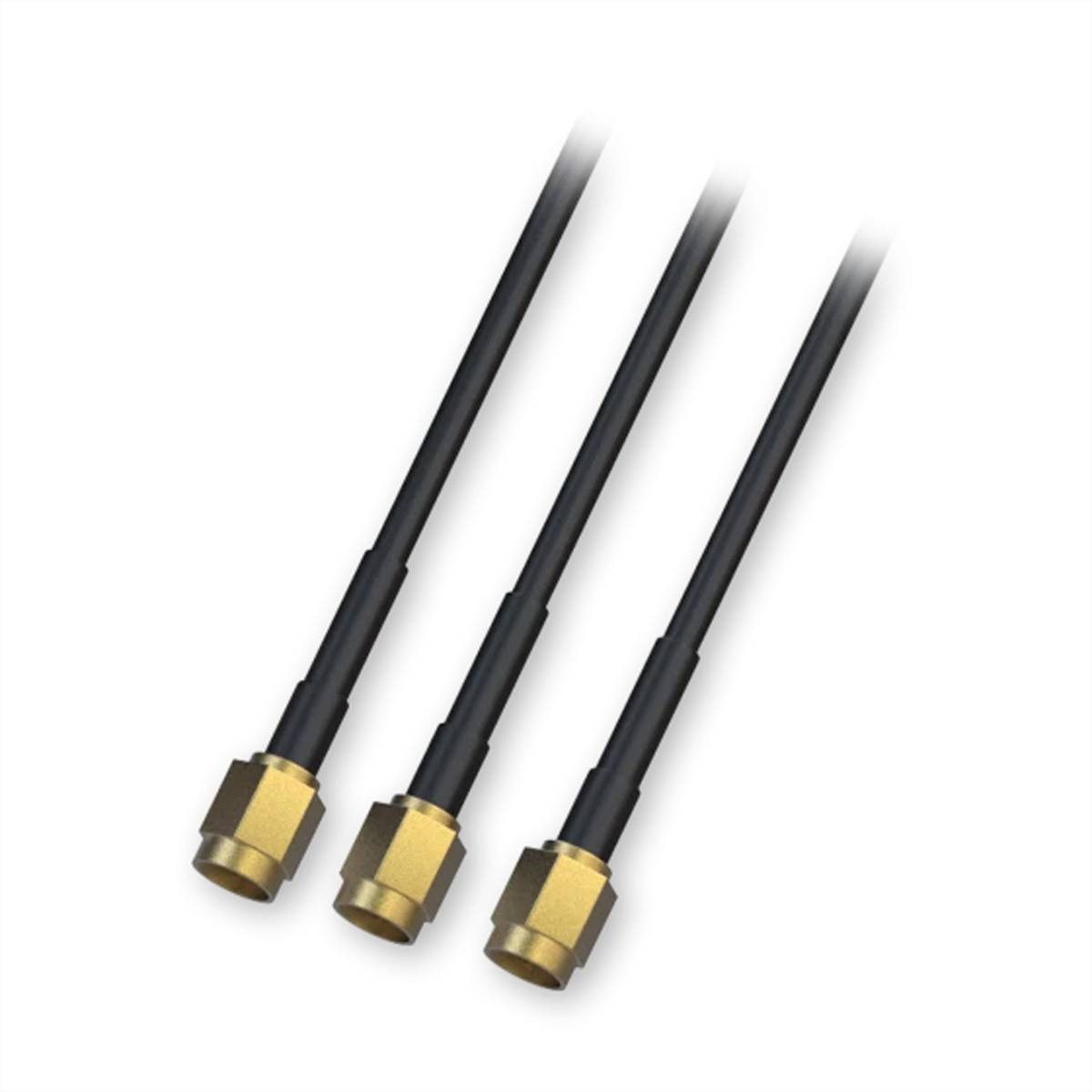 Drei schwarze koaxiale Kabel mit vergoldeten Steckern sind diagonal auf weißem Hintergrund angeordnet.