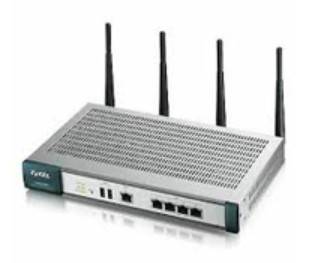 Drahtloser Router mit vier externen Antennen und mehreren Ethernet-Anschlüssen an der Vorderseite.