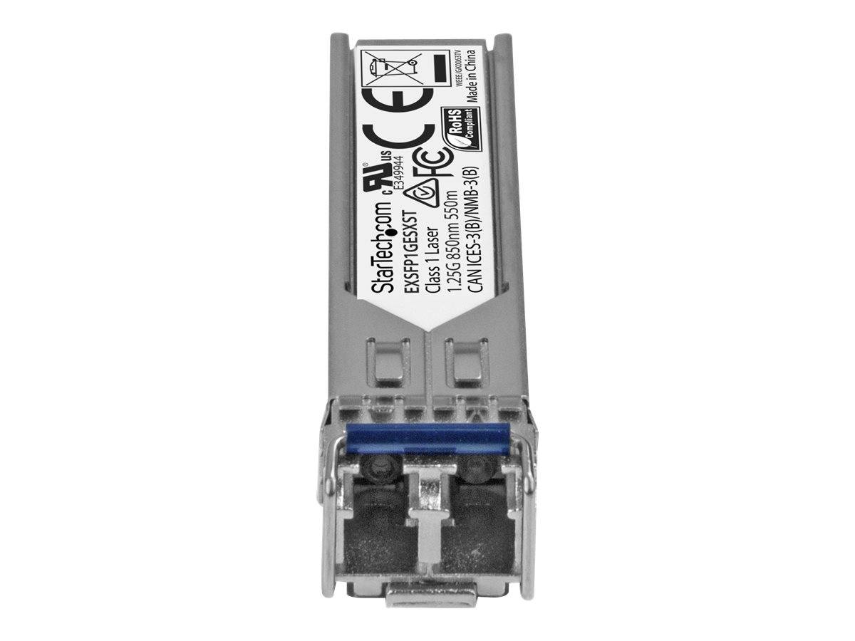 Ein StarTech.com SFP+ Transceiver-Modul mit Metallgehäuse und blauer Verriegelung, frontal auf weißem Hintergrund abgebildet.