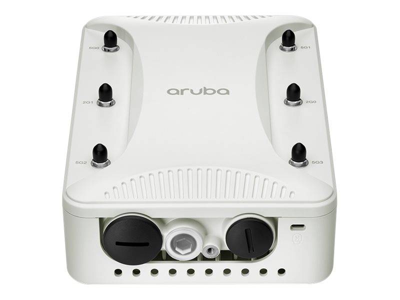 Weißer Aruba WLAN-Zugangspunkt mit vier externen Antennen und an der Vorderseite angebrachten Anschlüssen/Verbindungselementen auf einem einfachen Hintergrund.