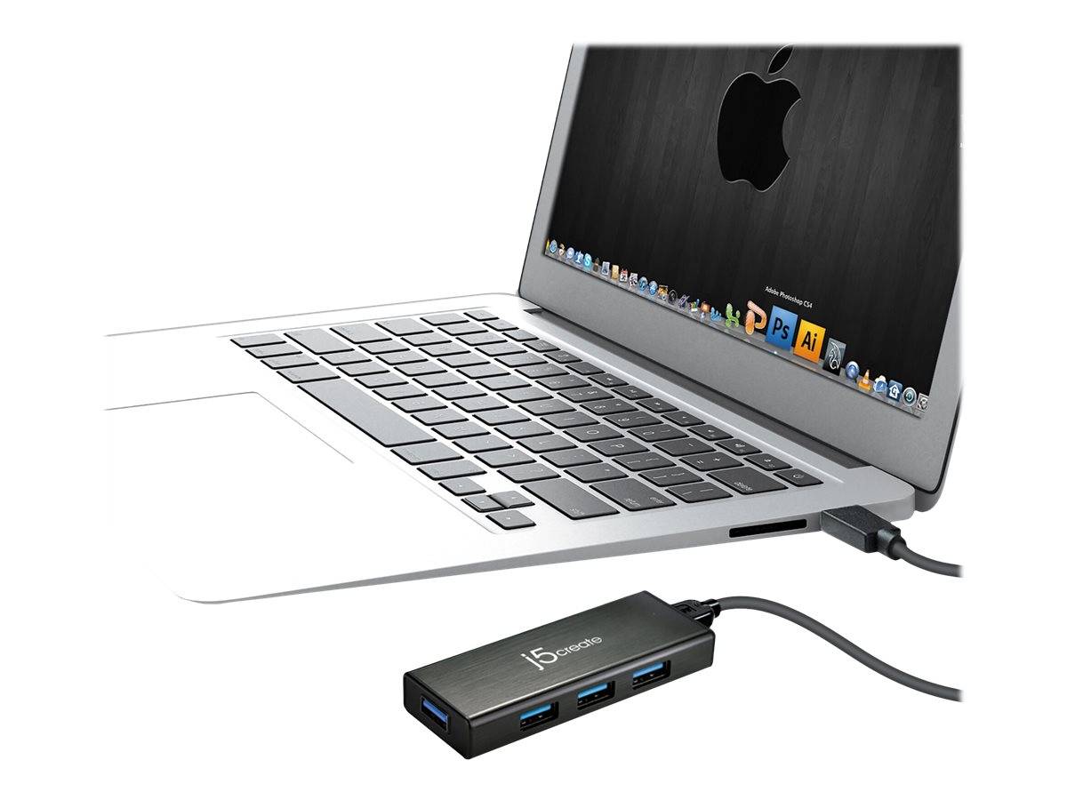 Silberner Laptop, der über ein Kabel mit einem 4-Port-USB-Hub verbunden ist, mit eingeschaltetem Bildschirm und einem Apple-Logo auf dem Display.