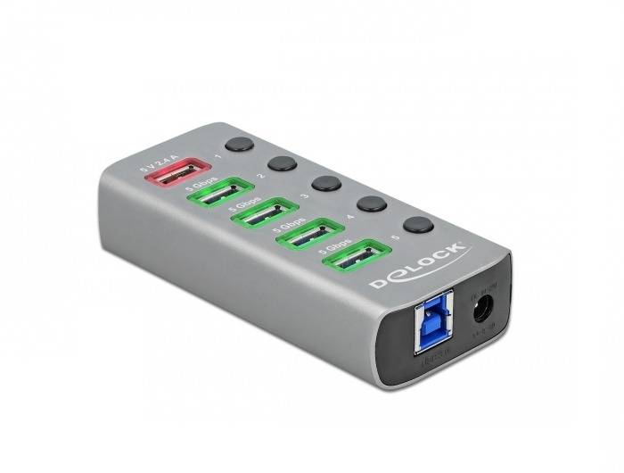 Grauer DeLock USB-Hub mit einem roten USB-A-Anschluss, vier grünen USB-A-Anschlüssen, blauem USB-A-Anschluss und rundem Stromanschluss.