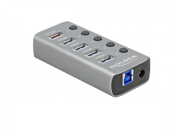 Ein grauer Delock USB-Hub mit vier USB-Anschlüssen, vier runden Tasten und einem blauen USB 3.0-Anschluss am Ende.