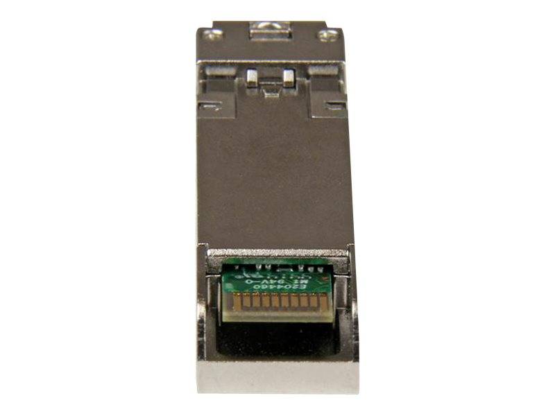 Nahaufnahme eines SFP-ähnlichen Netzwerkstransceiver-Moduls mit Metallgehäuse und freiliegentem Leiterplattenverbinder.